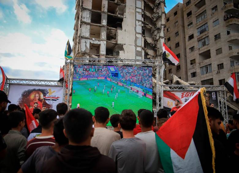 Las proyecciones del Mundial de Fútbol que organizaba Mohammed al-Wahidi convocaban a miles de personas en Gaza. FOTO: GETTY IMAGES.