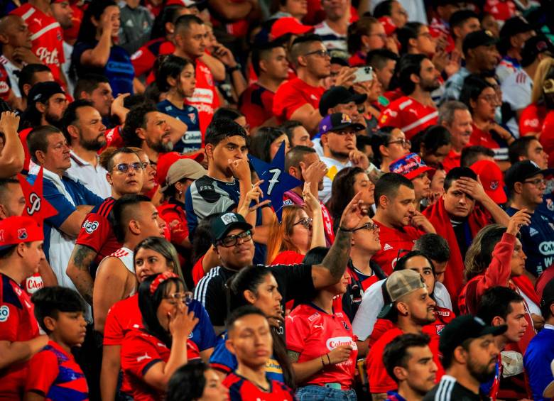 En la salida a la cancha del equipo rojo antes de la gran final se presentaron lanzamientos de pólvora que dejaron 10 lesionados. FOTO: CAMILO SUÁREZ