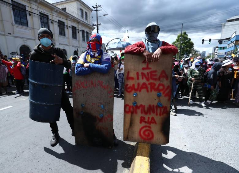 Manifestantes se reunieron para dirigirse a la sede de la Asambla Nacional, en la sede de la Universidad Central, en Quito (Ecuador). EFE/ José Jácome