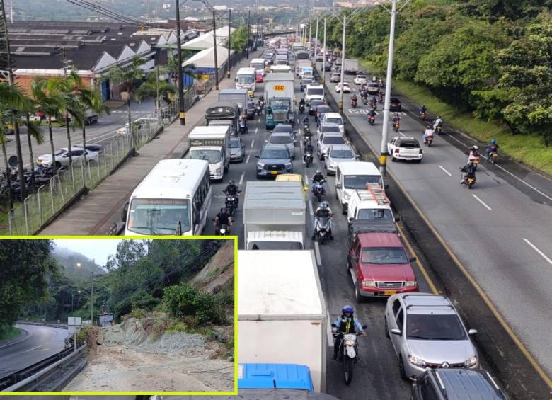 Adelante, el deslizamiento en la Medellín–Bogotá. Atrás, el trancón que ya llegó a Medellín. FOTO: Cortesía y EL COLOMBIANO. 