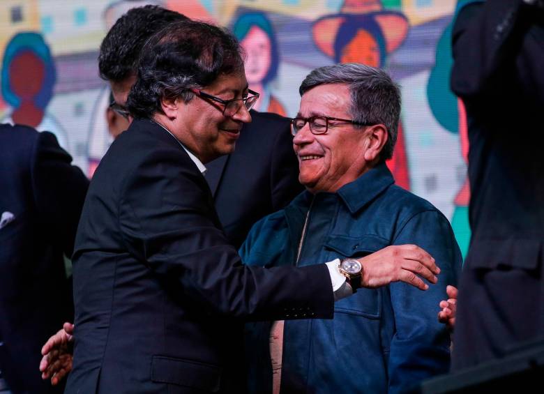 El presidente Gustavo Petro e Israel Ramírez (“Pablo Beltrán”), jefe negociador del ELN, en un evento de los diálogos de paz en 2023. FOTO: Archivo