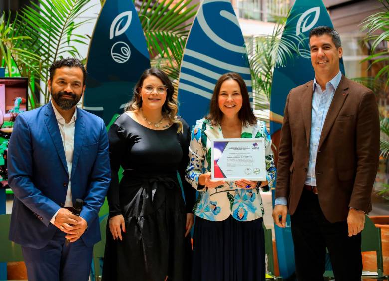 Germán García, director de Innovación y desarrollo de Versa; Estefanía Ramírez, auditora de Versa; Adriana González, gerente de El Tesoro y Carlos Hernán Betancourt, director Ejecutivo de Acecolombia.
