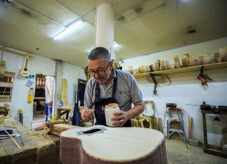 El señor Luis Adolfo elaborando una de las guitarras Ensueño. Foto: Andrés Camilo Suárez Echeverry.