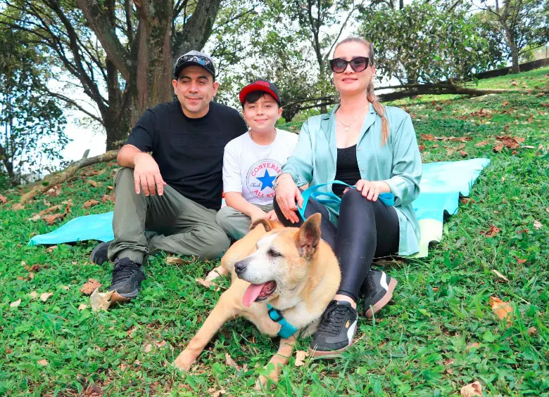 Nora Luz Jaramillo (der.), su esposo y su hijo compartieron con Hilda, la canina más veterana de La Perla. Le dieron amor y cariño durante toda la jornada. FOTO: CORTESÍA ALCALDÍA DE MEDELLÍN