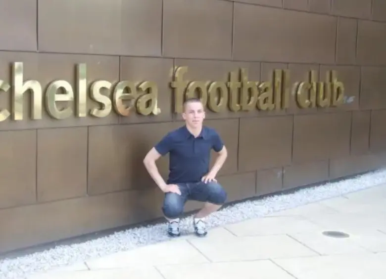 Yann Gueho cuando llegó a las instalaciones del Chelsea en Inglaterra, donde su carrera no logró despegar. FOTO: Cortesía The Athletic