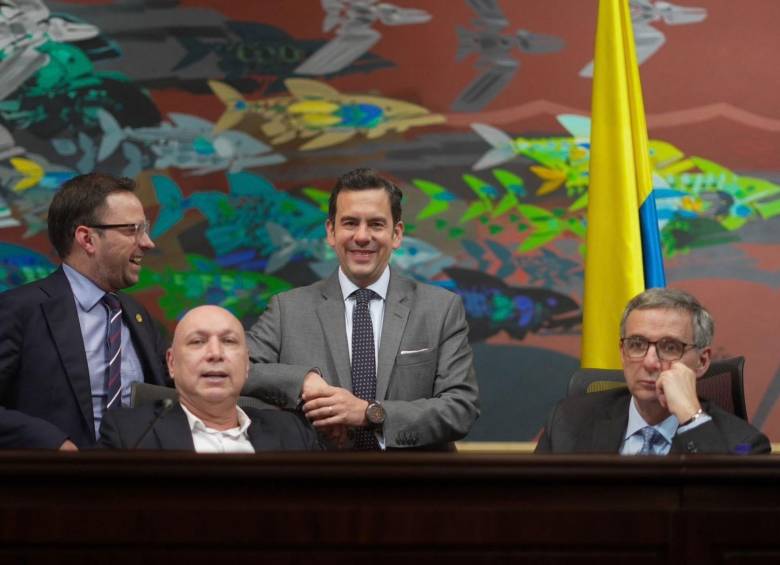 El ministro del Interior, Rodrigo Lara; y el ministro de Hacienda, Miguel Gómez, son dos de los tres ministros que en dos días se reunieron con los liberales. Foto: Ministro del Interior