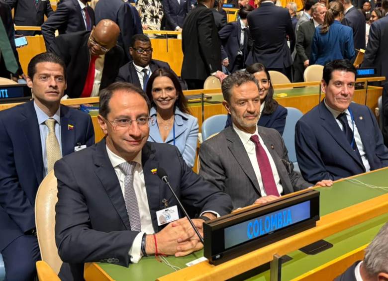 El vicepresidente José Manuel Restrepo en el recinto de la Asamblea General de Naciones Unidas. Lo acompañan, de izquierda a derecha, el ministro de Comercio Mauricio Gómez, la embajadora ante EE. UU. María Consuelo Araújo, el canciller Omar Bula y el embajador ante la ONU, Mauricio Gaona. Foto: Cancillería.