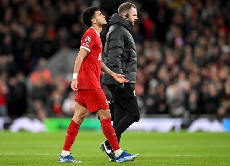 El partido estaba en un momento bastante intenso y con el objetivo de no sacrificarlo y arriesgarlo físicamente, el partido tuvo que ver su sustitución. FOTO: GETTY