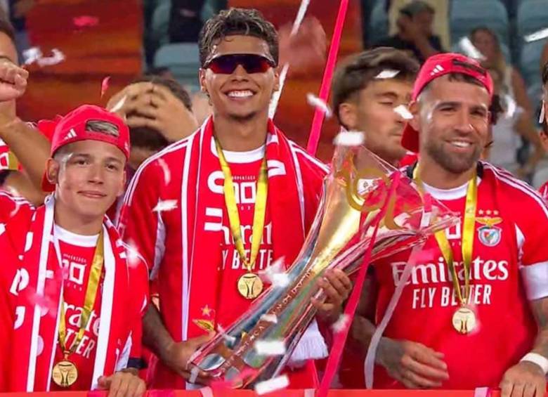 Richard sosteniendo el trofeo de la Supercopa al lado del capitán argentino Nicolás Otamendi. FOTO: Redes sociales de Benfica