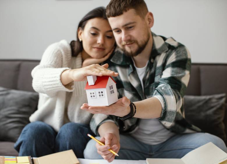 La demanda de compra de vivienda se ha mantenido estable durante el primer semestre de 2025, con un repunte importante en mayo, que alcanzó su punto más alto con 2.386.920 búsquedas, según datos de Fincaraiz.com.co, reflejando un mercado activo a pesar de los desafíos económicos.