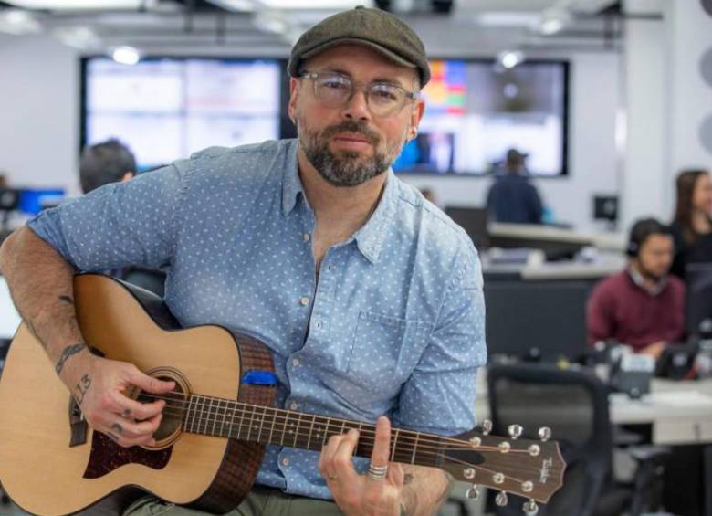 Santiago Cruz realizó su denuncia por medio de las redes sociales. Su guitarra terminó completamente dañada. FOTO: CARLOS VELÁSQUEZ