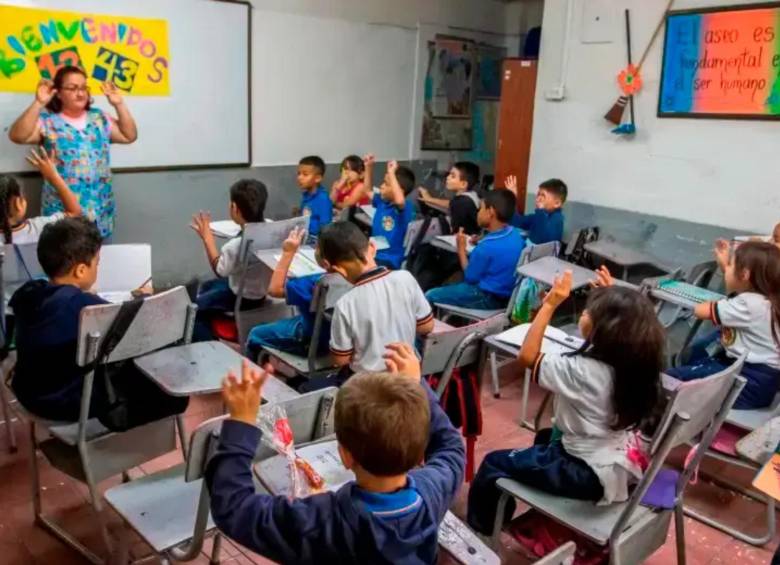 La senadora Ana Paola García radicó en el Senado una iniciativa legislativa que busca encarcelar hasta por 41 años a quienes asesinen a personal docente o utilicen la infraestructura escolar con fines militares. FOTO: El Colombiano