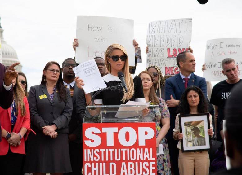 Paris Hilton denunció su abuso sexual y ahora representa a todas las personas que fueron víctimas en Provo Canyon School. FOTO: REDES SOCIALES