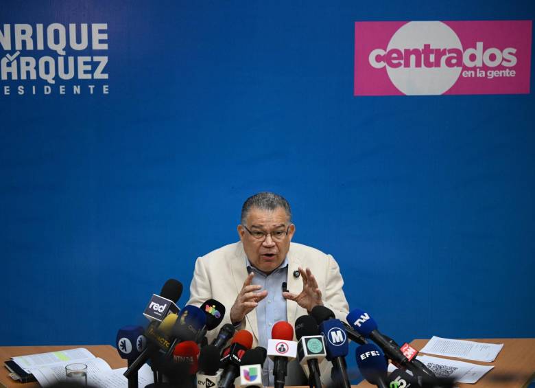 El excandidato opositor venezolano Enrique Márquez, hablando ante los medios de comunicación. FOTO: REDES SOCIALES