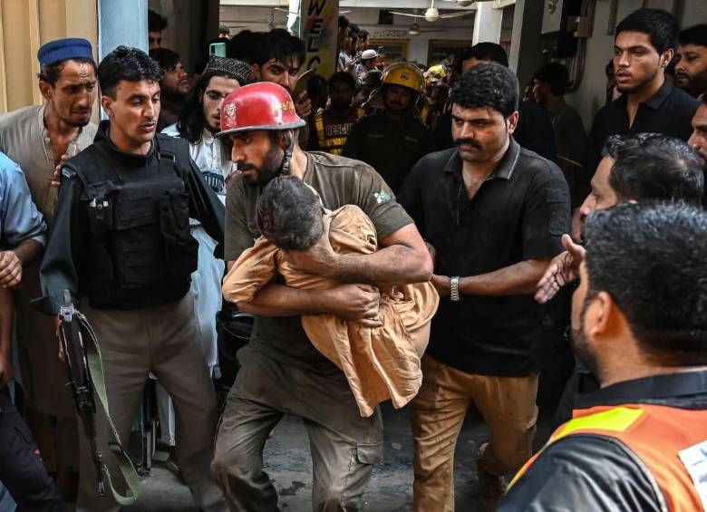 Tragedia en Pakistán por derrumbe del techo de un colegio. FOTO: AFP. 