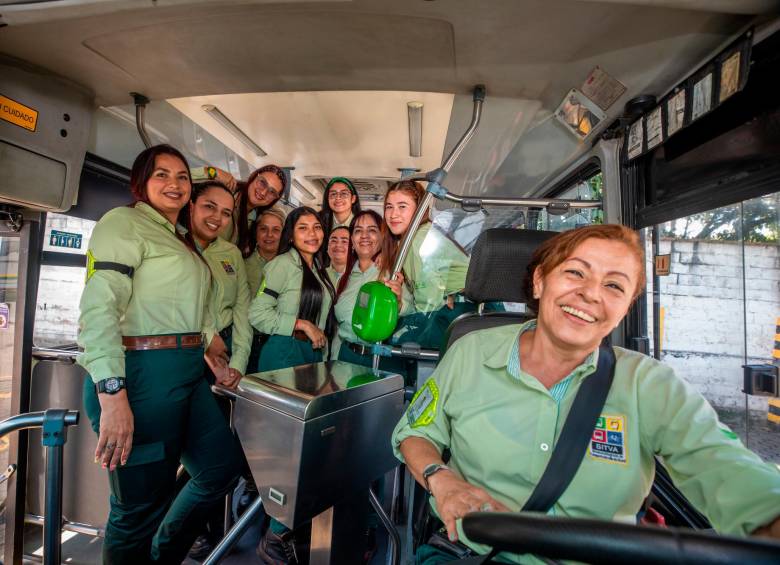 Los buses de SAO hacen parte del Sistema Masivo de Transporte Integrado del Valle de Aburrá. Aunque lentamente han ido ganando espacio, las mujeres siguen siendo ampliamente minoría en el gremio. FOTO camilo suárez