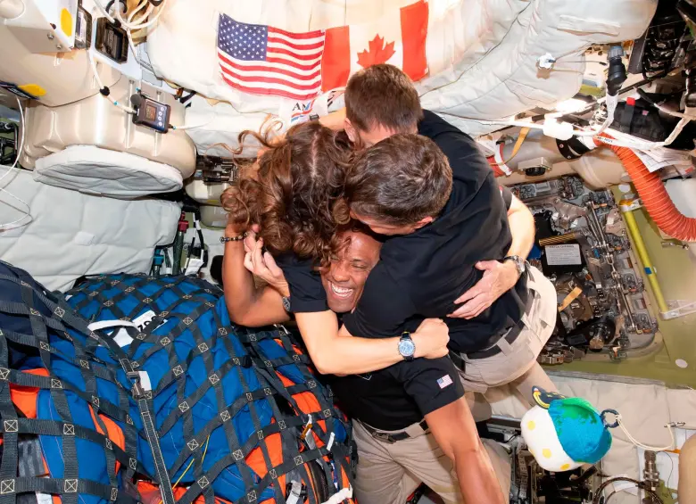 La camaradería y el compañerismo es muy importante en este tipo de misiones en que los cuatro astronautas viajan en un espacio muy reducido que deben compartir a diario. FOTO Cortesía Nasa