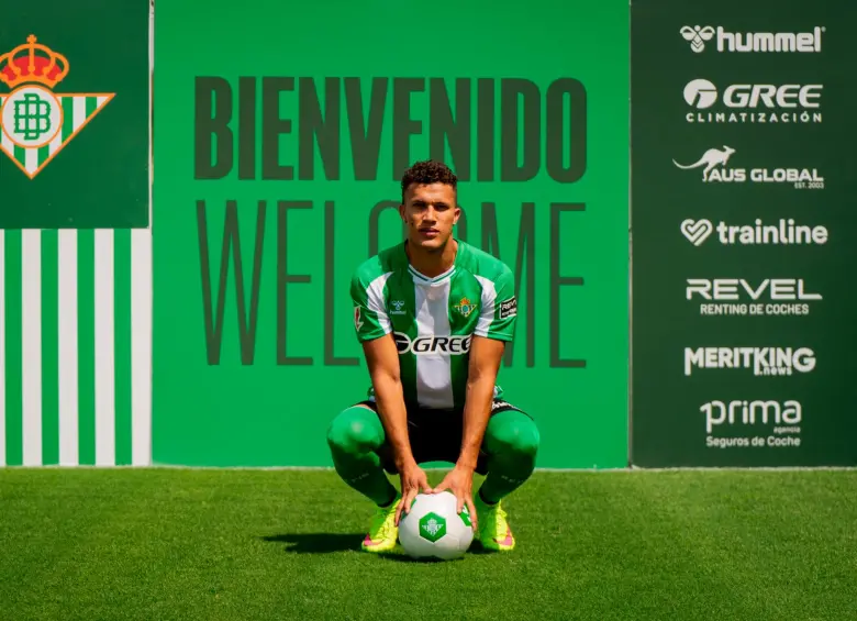 El futbolista colombiano Nelson Deossa, de 25 años, firmó contrato con el Betis hasta 2030. FOTO: TOMADA DEL X DE @RealBetis