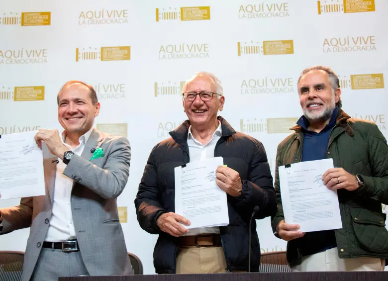 Jaramillo (centro) radicó la nueva consulta de la mano de sus colegas de Trabajo (izquierda), Antonio Sanguino, e Interior (derecha), Armando Benedetti. FOTO: MINTRABAJO