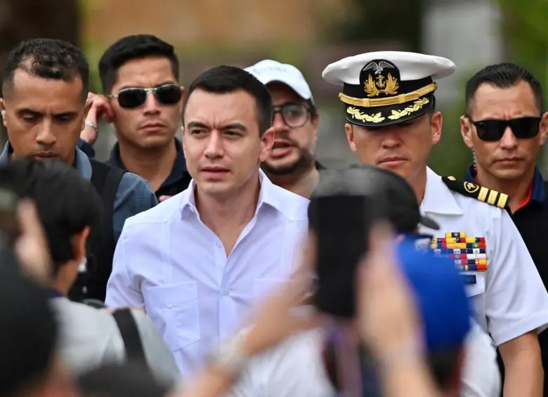 El presidente de Ecuador, Daniel Noboa, en medio de su visita en la ciudad de Babahoyo. FOTO: AFP