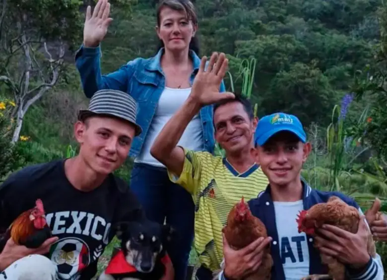 La aparición de Yenny Judit Ariza era constante en los videos que grababan sus hijos sobre la vida en el campo. FOTO: Tomada de Instagram @los_patojos