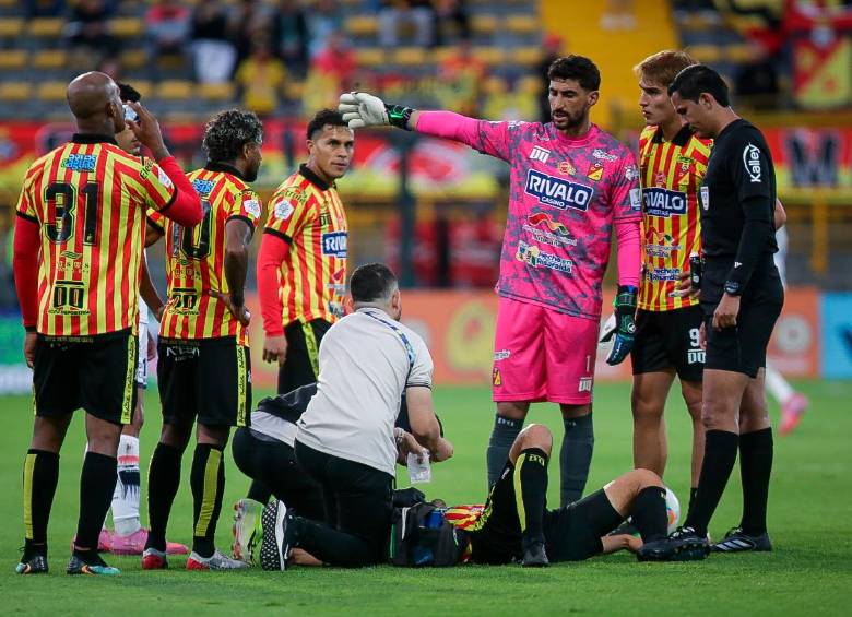 En este momento a varios futbolistas de la plantilla profesional del Pereira les adeudan varios meses de sueldo, por lo que tomaron la decisión de no competir y el equipo debió jugar con deportistas juveniles. FOTO COLPRENSA