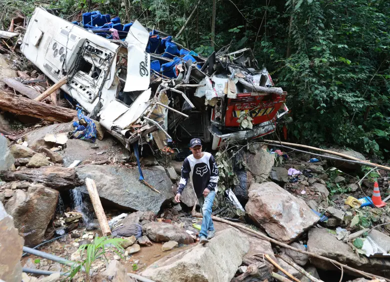 Imagen del bus accidentado en el municipio de Remedios y en el que venían los estudiantes del Liceo Antioqueño. Foto: Manuel Saldarriaga Quintero.