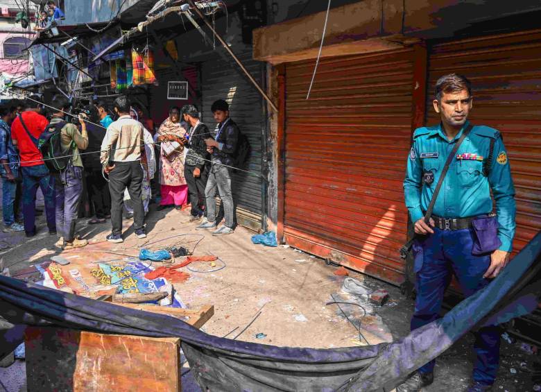 Un policía custodia los escombros de un edificio afectado por el terremoto en Old Dhaka, que dejó al menos tres muertos y varios heridos. FOTO: AFP.
