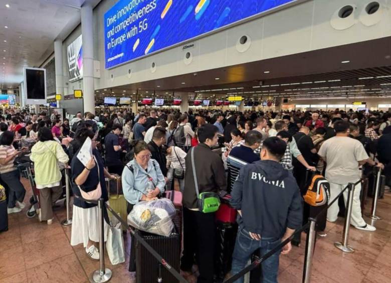 Aeropuerto de Bruselas con largas filas en los mostradores, sin embargo, el problema ya estaría resuelto. Foto: redes sociales 