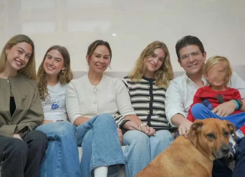 La familia completa de Miguel Uribe Turbay. FOTO: Redes sociales @maclaudiat