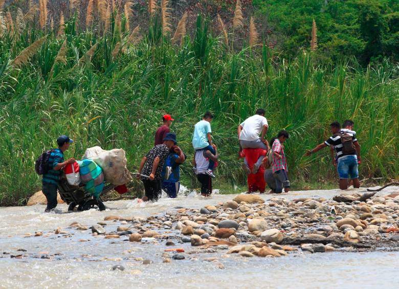 El río Táchira parte las trochas. Por eso los trocheros deben arrastrar las mercancías buscando la parte más baja del afluente y hay quienes cargan a los migrantes, sus pasajeros, para que lleguen al otro lado. FOTO: Camilo Suárez Echeverry