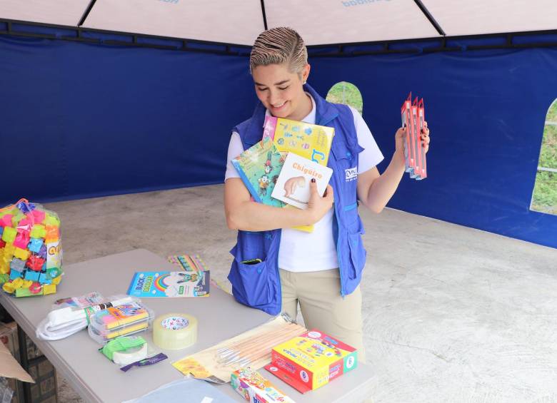 Ángela Anzola de Toro, presidenta ejecutiva de Fundación PLAN. Se instaló espacios temporales de aprendizaje para atender a comunidades afectadas por el terremoto. Foto: Cortesía