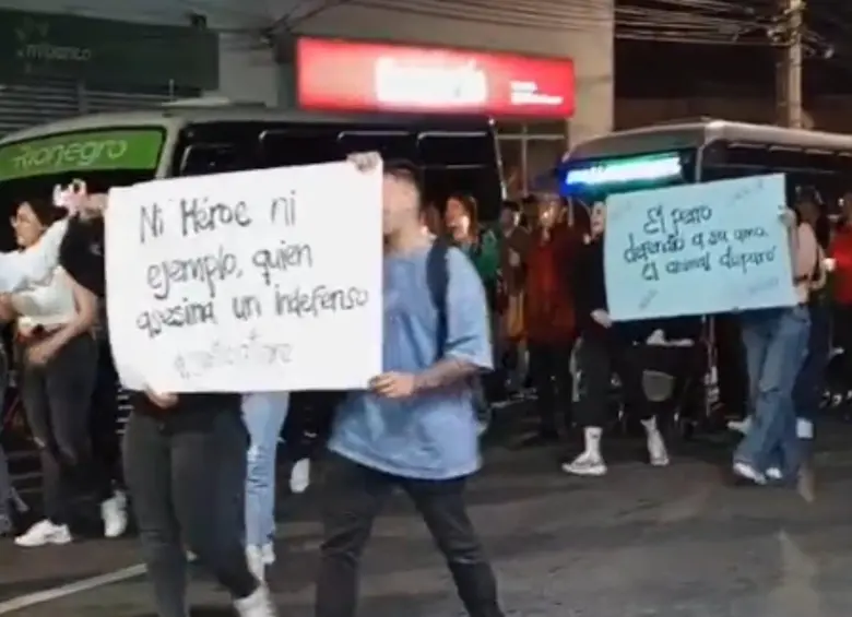 Habitantes de Rionegro realizaron protestas con carteles tras la muerte del perro “Tigre” durante un procedimiento policial. Foto: captura de video