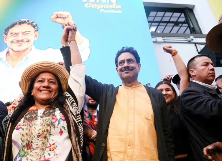 El candidato del Pacto Histórico Iván Cepeda junto a Aida Quilcué, su fórmula vicepresidencial. FOTO: Colprensa