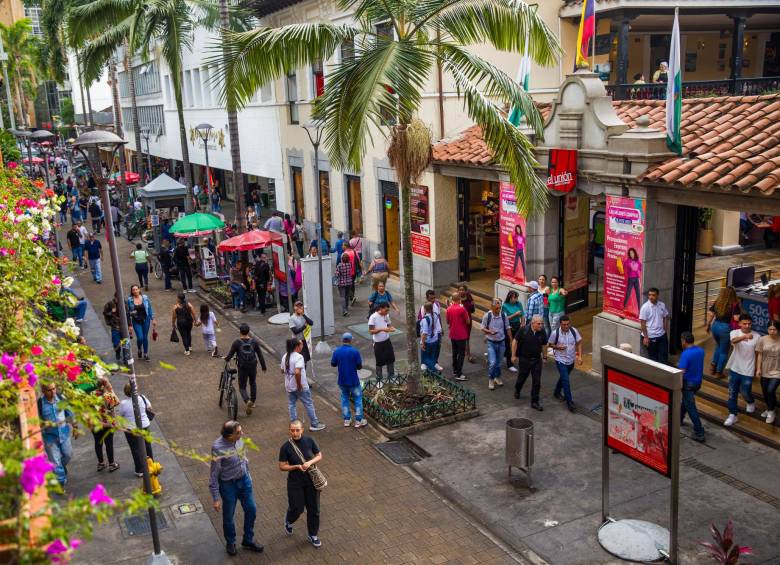 Imagen del Pasaje Junín, en el Centro de Medellín, un lugar histórico, comercial y con una amplio reconocimiento gastronómico. FOTO; Carlos Velásquez.