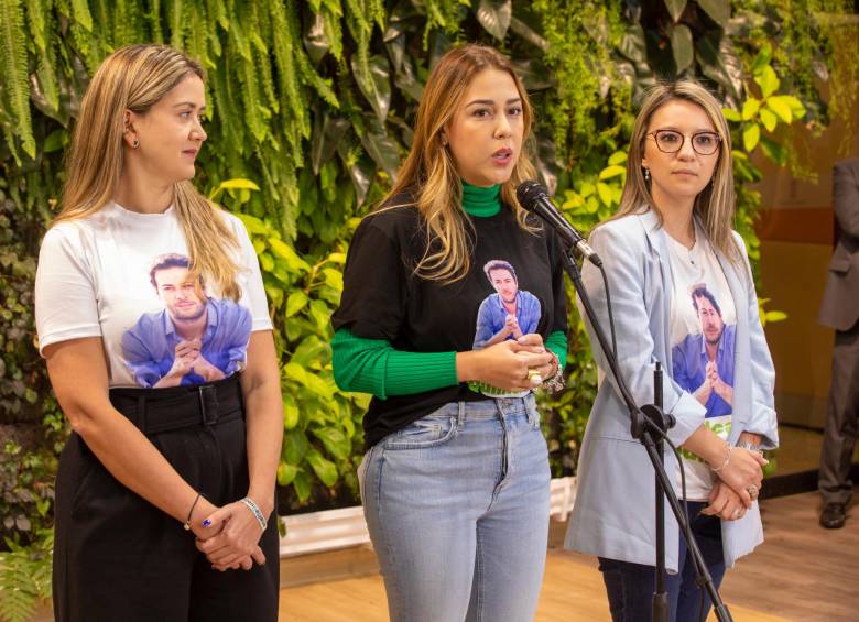 Durante su presentación como alcaldesa encargada, Andree Uribe (centro) fue acompañada por la secretaria de Gobierno, Maria Camila Villamizar (izquierda) y Karen Bibiana Delgado (derecha), que también competían por el cargo. FOTO: CARLOS VELÁSQUEZ