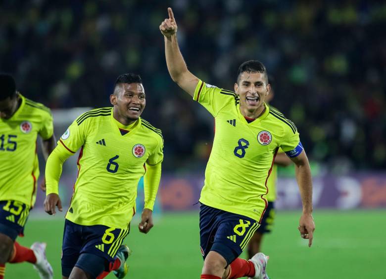 Gustavo Puerta (8), John Vélez (6) y Juan José Mina (15), integrantes de la Selección Colombia en el Sudamericano que finalizará este domingo en Bogotá. Una generación que ilusiona. FOTO Colprensa