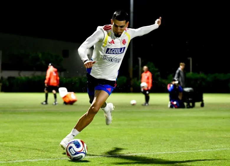 Daniel Muñoz en un entrenamiento con la Selección Colombia. FOTO: Tomada de redes sociales @FCFSeleccionCol