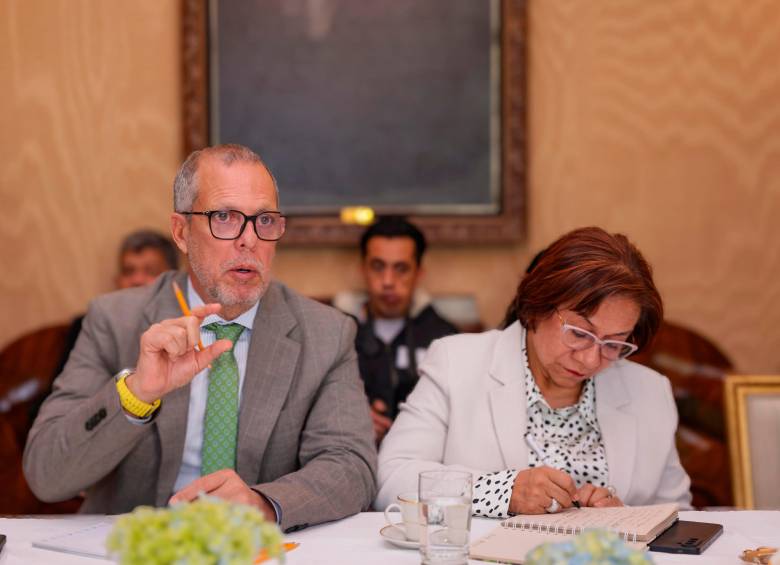 Villavicencio (derecha) asumió transitoriamente en reemplazo de la saliente canciller Laura Sarabia, que renunció justamente en medio de diferencias por la contratación alrededor de los pasaportes. FOTO: PRESIDENCIA