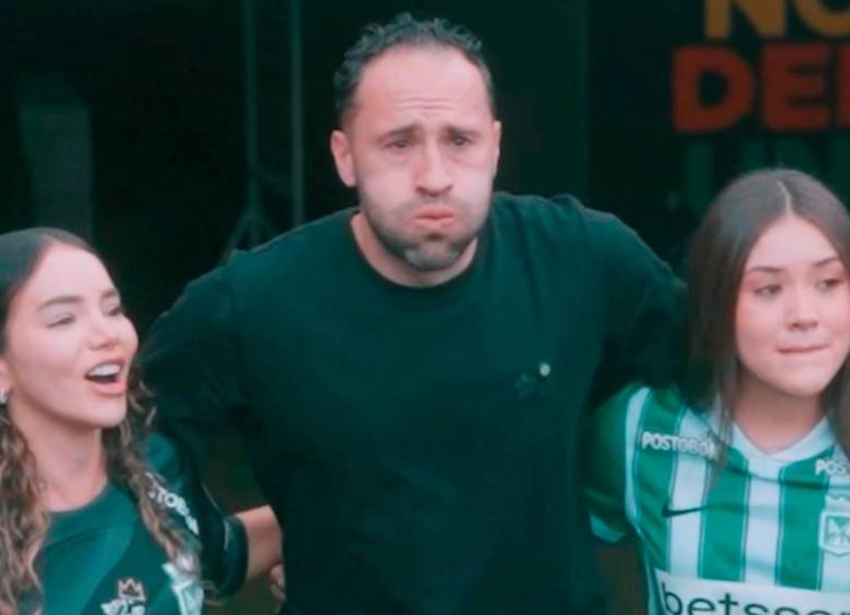 David Ospina emocionado saliendo a su despedida acompañado de su hija y familia. FOTO: Captura de vídeo