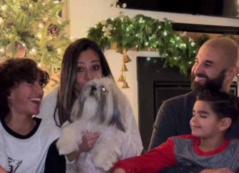 Matías Uribe Gutiérrez, en una navidad junto con su familia. Sus padres y hermano de 9 años. FOTO: CORTESÍA 