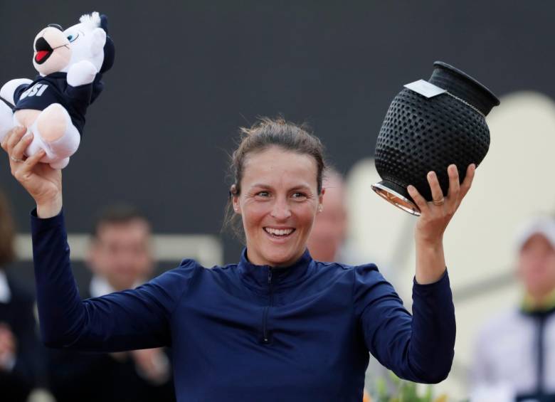 La tenista alemana Tatjana Maria se impuso este domingo por 6-3, 4-6 y 6-2 a la brasileña Laura Pigossi y se coronó campeona de la Copa Colsanitas de Bogotá. FOTO: EFE