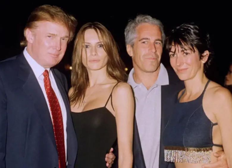 Jeffrey Epstein y Ghislaine Maxwell, con Donald Trump y su esposa Melania, en una reunión social en Estados Unidos. FOTO: Getty