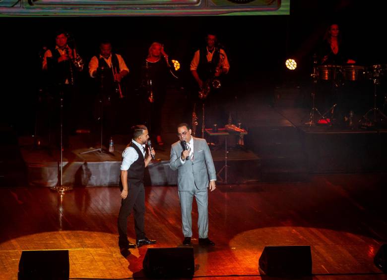 Gerardo Rivas y Gilberto Santa Rosa en el escenario del Teatro de la Universidad de Medellín. FOTO Camilo Suárez
