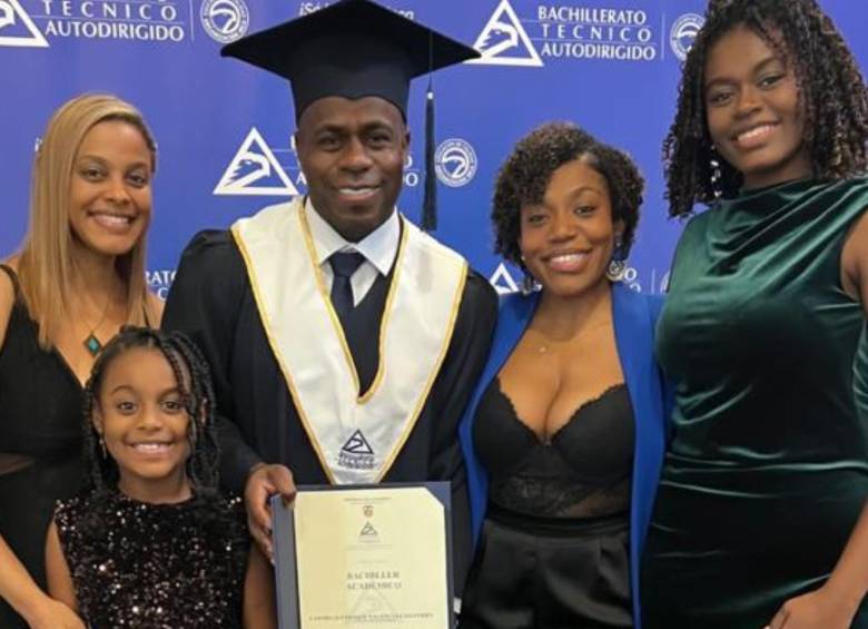 Carmelo junto a su familia en la graduación. FOTO: Tomada de redes sociales @carmelo_valencia9