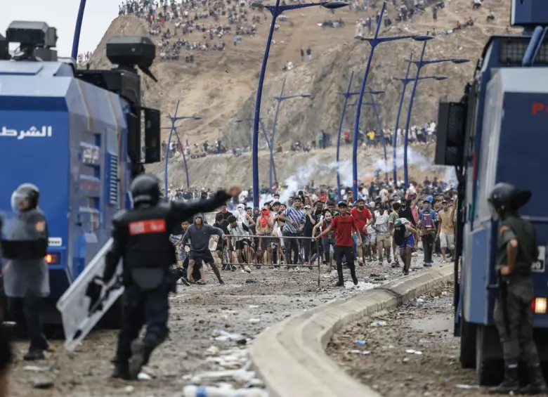 Las autoridades se enfrentan a los migrantes en Ceuta. FOTO: AFP