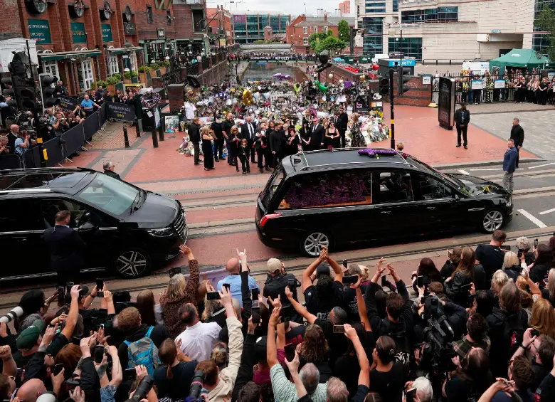 Una banda de música encabezó el funeral interpretando clásicos de Black Sabbath como Iron Man mientras la multitud coreaba el nombre de Ozzy. FOTO Getty