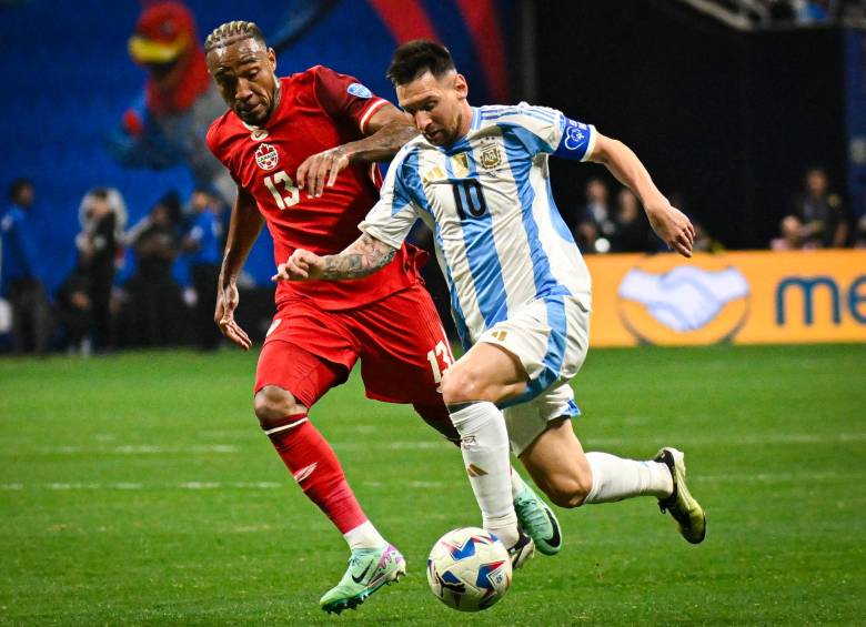 Imagen del duelo inaugural entre Canadá y Argentina en la que aparecen Derek Cornelius y Lionel Messi. FOTO GETTY