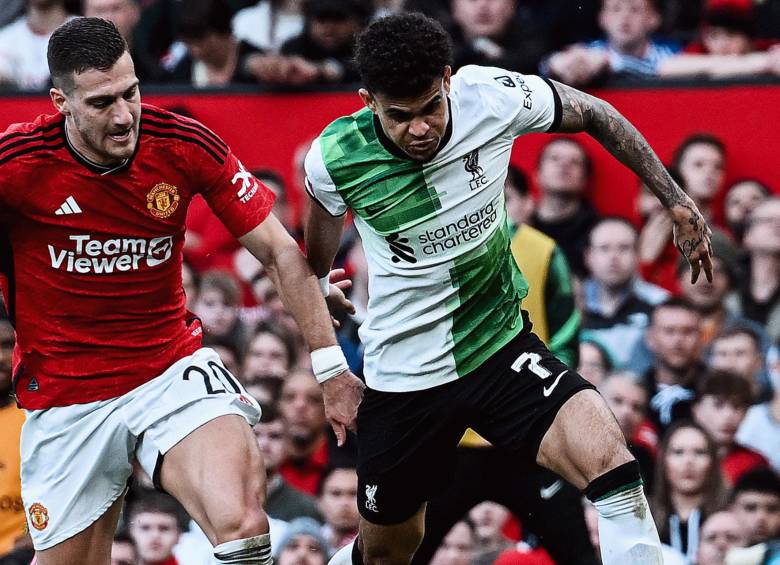 Luis Díaz en medio del partido contra Manchester United en el que perdieron 4-3 por los cuartos de la FA Cup. FOTO: TWITTER @LFC