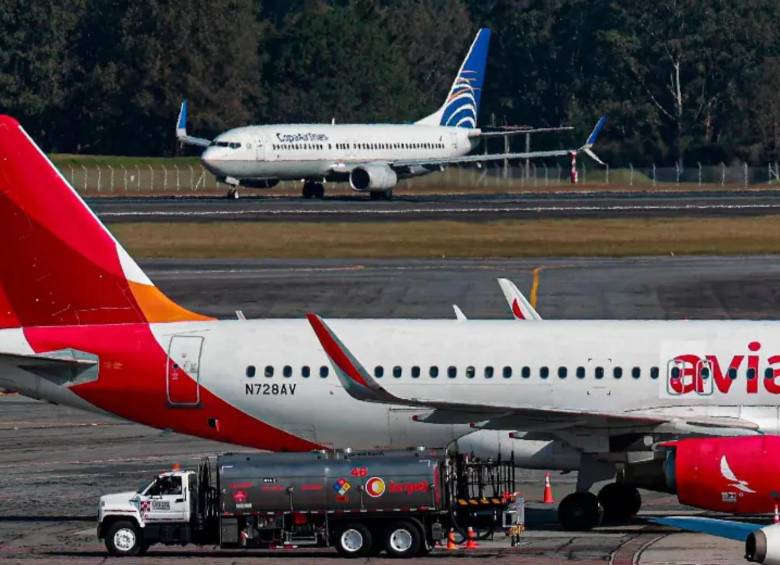 En Colombia hay IVA del 19% a los tiquetes y combustibles. FOTO: Manuel Saldarriaga